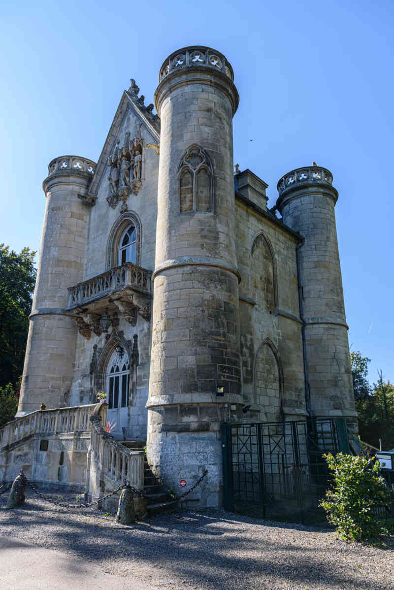 Francia - Chantilly 46 - Étangs de Commelles - castillo de la Reina Blanca.jpg